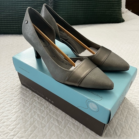 LifeStride Soft System Pewter Heels - Picture 1 of 7